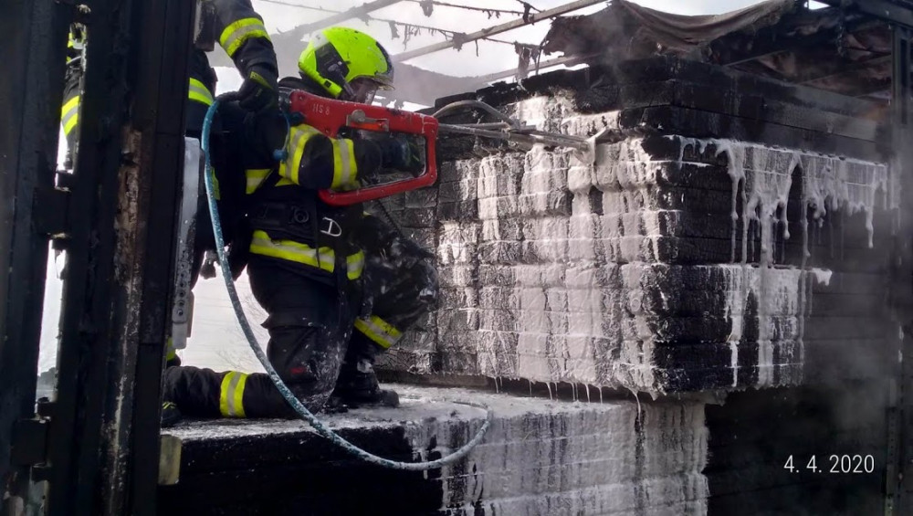 FOTO, VIDEO: Požár kamionu zastavil provoz na hlavním tahu k letišti