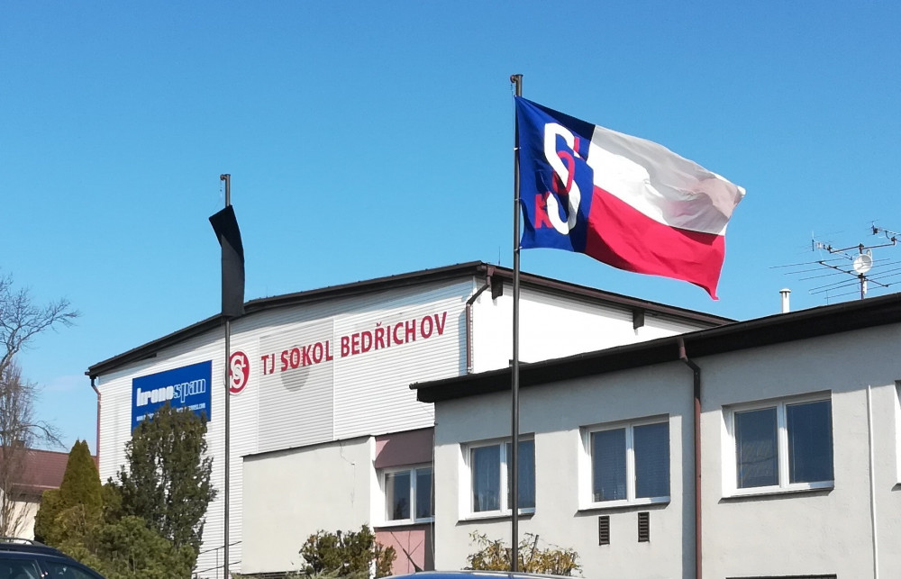 Černá vlajka před bedřichovským Sokolem. Zemřel jeho dlouholetý starosta Josef Zezulka