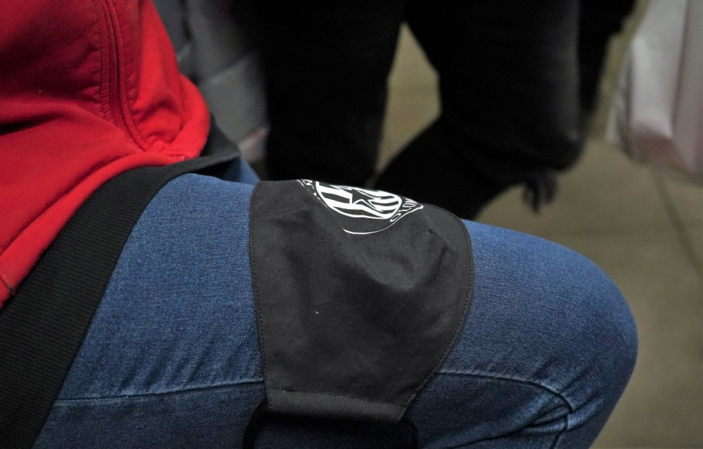 FOTO: Na Sigmě šijí místo fotbalu roušky, fotbalisté je pak rozvážejí