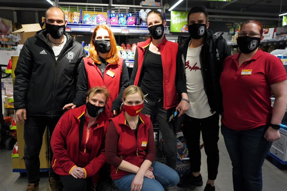 FOTO: Na Sigmě šijí místo fotbalu roušky, fotbalisté je pak rozvážejí