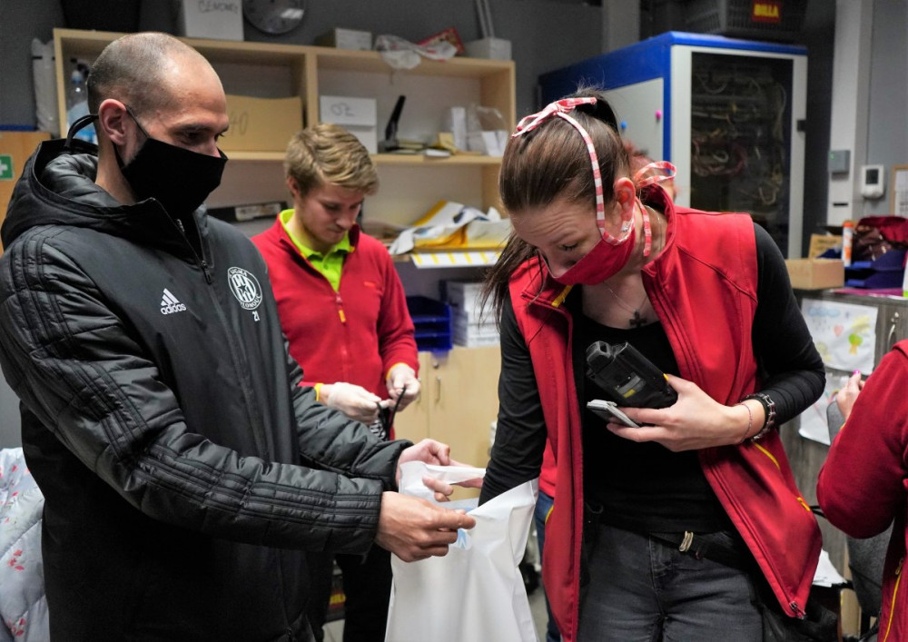 FOTO: Na Sigmě šijí místo fotbalu roušky, fotbalisté je pak rozvážejí