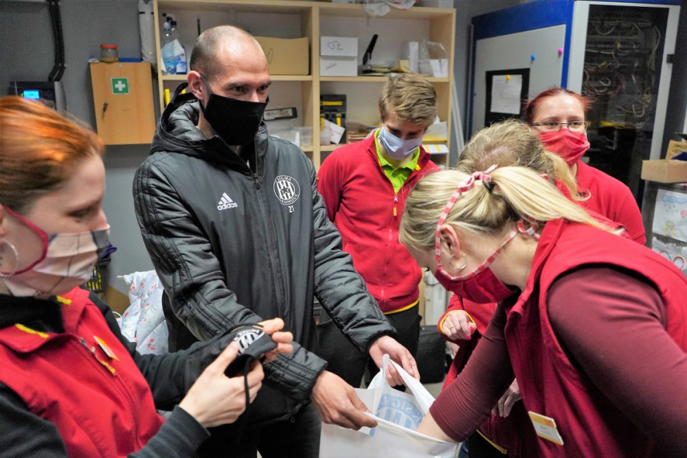 FOTO: Na Sigmě šijí místo fotbalu roušky, fotbalisté je pak rozvážejí