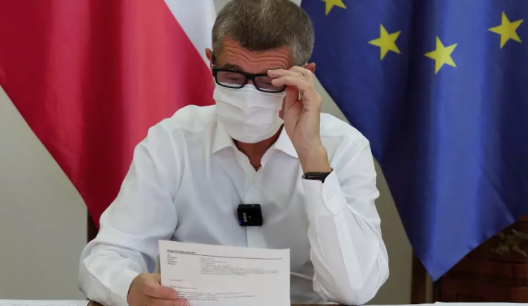 Ministři nevidí problém v tom, že Babiš tiskl mimo úřad vlády.