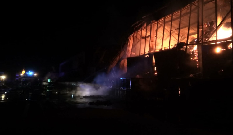 AKTUALIZOVÁNO: V Zábřehu museli v noci zasahovat hasiči. U hořící haly pravděpodobně stráví celý den
