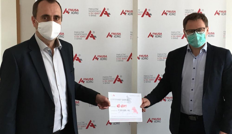 Pavel Čada z E.ON předává dar ve výši 1,5 milionu korun Vlastimilu Vajdákovi, řediteli FN u sv. Anny v Brně.