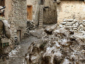 Příběh z mise vojáka: Tancující chlapečci a ženy v rohu pokoje