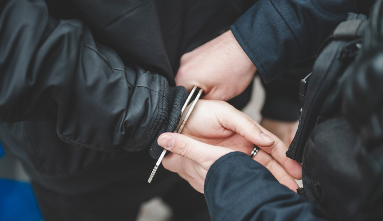 Mladík zadržený za distribuci drog a loupežné přepadení skončil ve vazbě