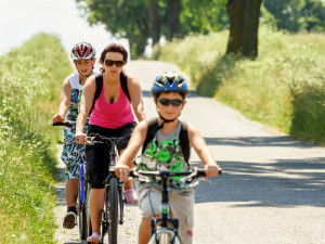 Jaro láká cyklisty. Jízda na kole baví i děti