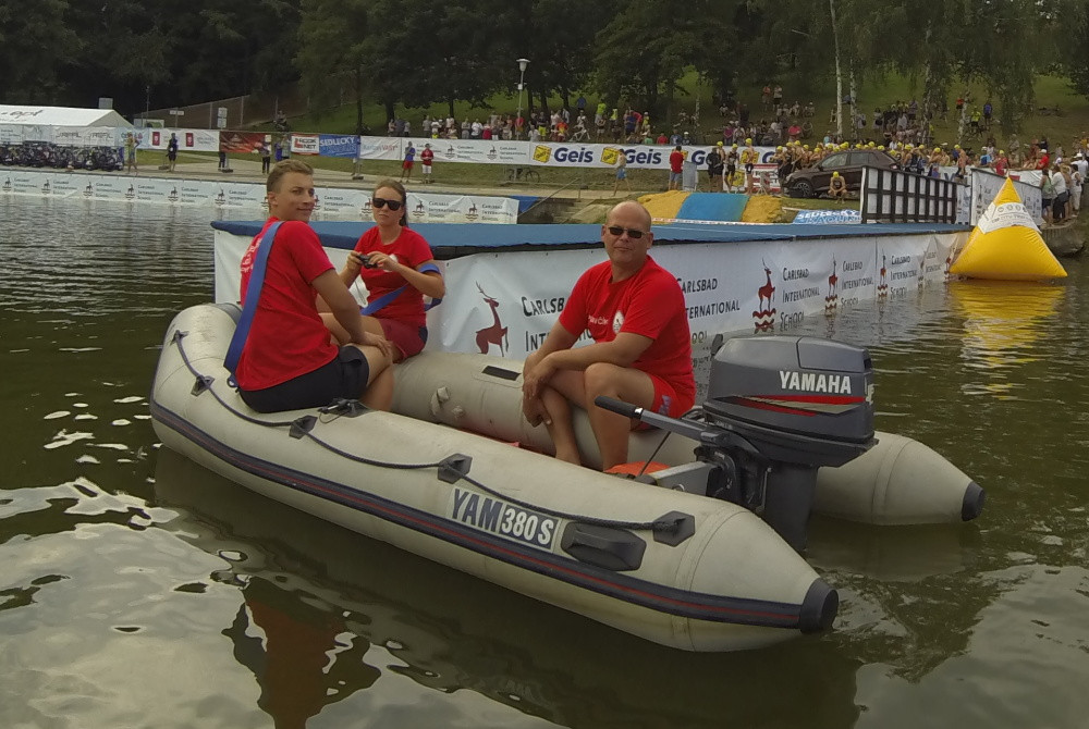 Vodní záchranáři na hladině koupaliště Rolava