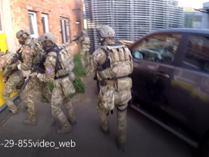 Obří akce policie a celníků! Rozprášili mezinárodní gang výrobců nelegálních cigaret