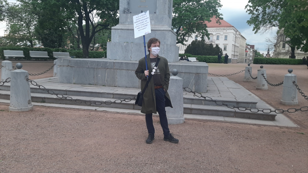 Aktivisté ze spolku Společně Brno se vydali do Denisových sadů, s hashtagem #PtameSeVlady  chtějí odpovědi na otázky okolo koronavirových opatření