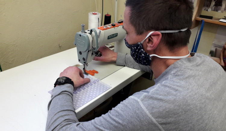 Nejdříve roušky, nyní empíry. Vězni pomáhají a šijí pro domovy, úřady i červený kříž