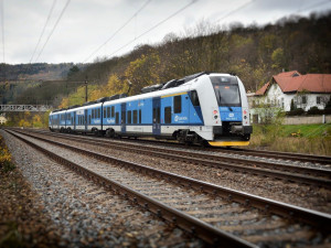 Vlaky a autobusy mohou jezdit do zahraničí, EET čeká další odklad