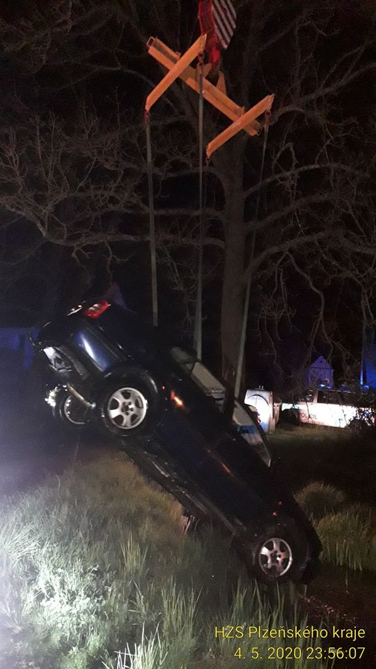Auto skončilo na dně rybníka i s posádkou, hasiči ho dostali zpět na břeh pomocí jeřábu