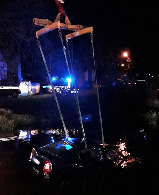 Auto skončilo na dně rybníka i s posádkou, hasiči ho dostali zpět na břeh pomocí jeřábu