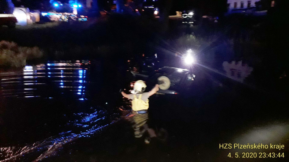 Auto skončilo na dně rybníka i s posádkou, hasiči ho dostali zpět na břeh pomocí jeřábu