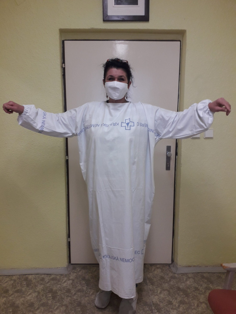 Nejdříve roušky nyní empíry. Vězni pomáhají a šijí pro domovy, úřady i červený kříž