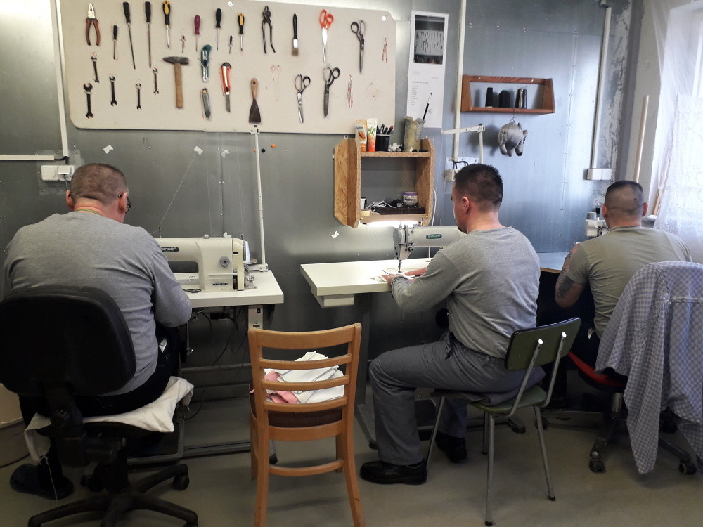 Nejdříve roušky nyní empíry. Vězni pomáhají a šijí pro domovy, úřady i červený kříž