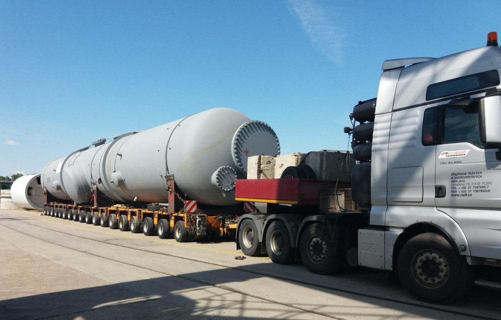 Více než stotunový náklad míří z Bratislavy do Temelína. Jde o největší transport pro jaderné elektrárny za posledních dvacet let