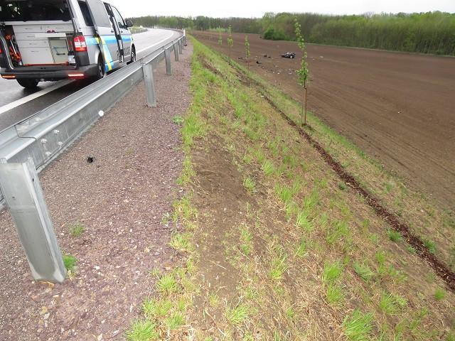 FOTO: Sešrotované auto ležící desítky metrů od silnice a řidič jen se škrábanci. Opilý mladík přežil vlastní smrt