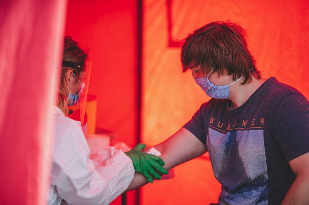 Testy na jihu Čech na covid-19 podstupují i profesní skupiny