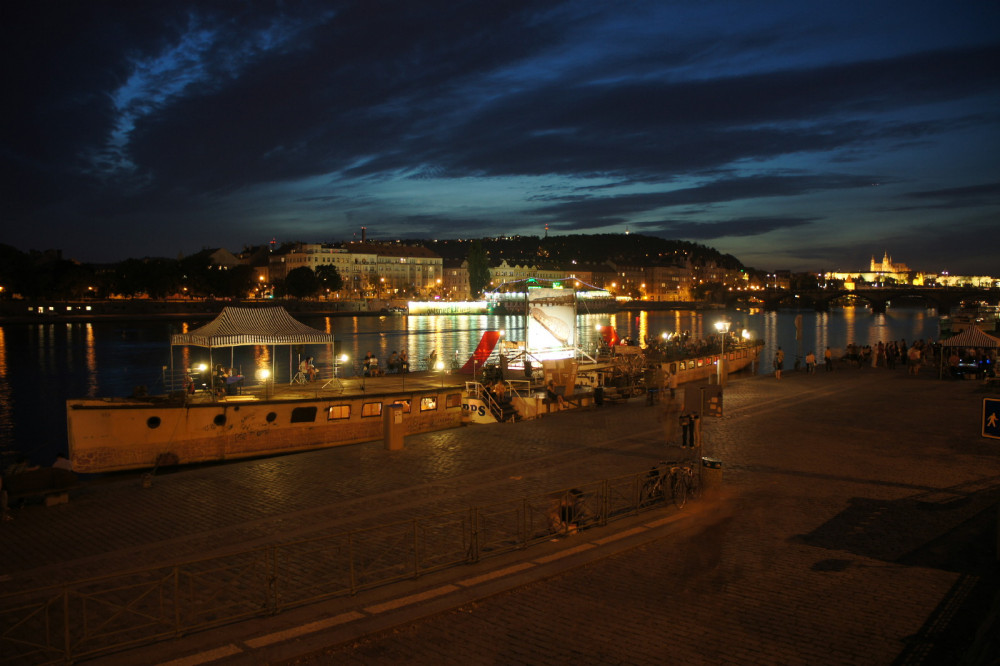 Loď (A)void Floating Gallery u Železničního mostu dostala výpověď. Okolí vadil hluk.