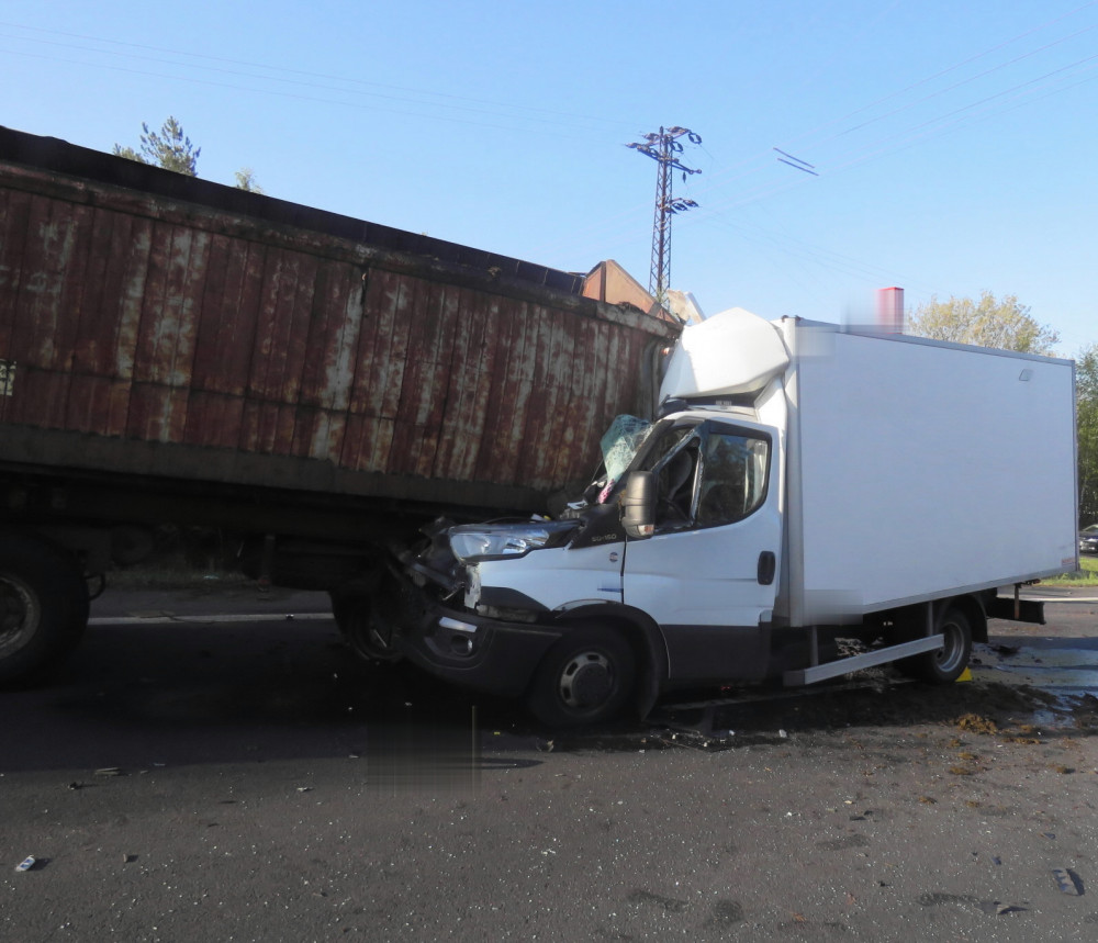 Dnes ráno došlo v Karlových Varech k nehodě tří vozidel