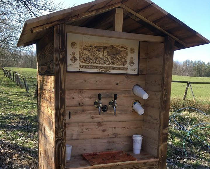 Budka ve stavu před zničením.