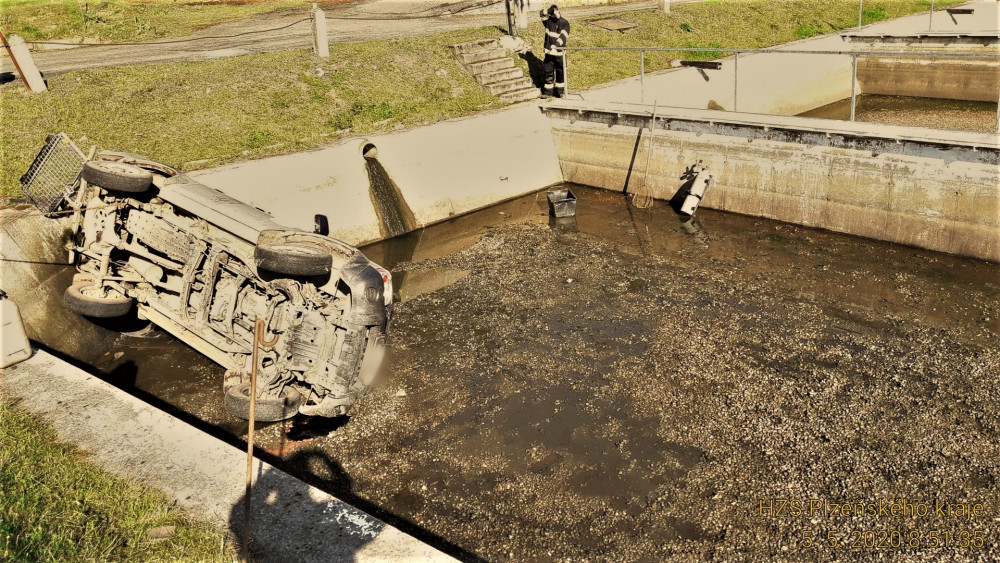 Terénní automobil skončil na dně rybích sádek