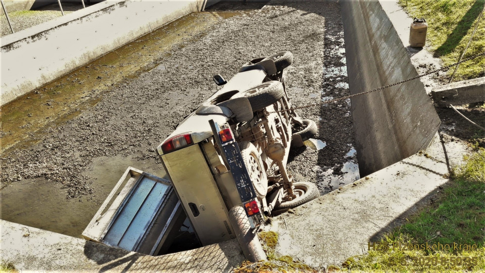 Terénní automobil skončil na dně rybích sádek