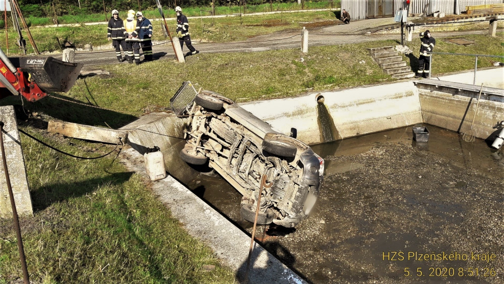 Terénní automobil skončil na dně rybích sádek
