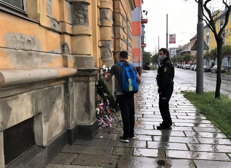 Pachatel vrací odcizený věnec pod dohledem strážníka městské policie