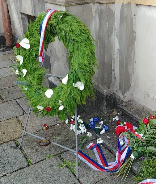 Opilec odcizil věnec z pietního místa věnovaného památce trojice plzeňských letců z RAF