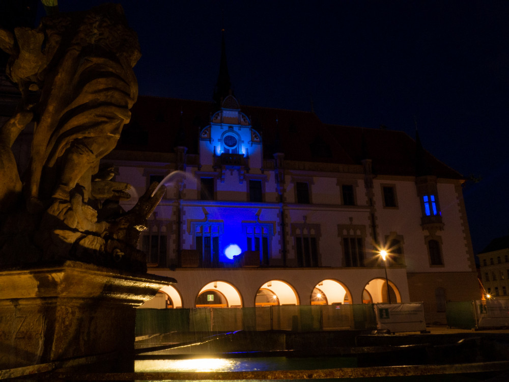 FOTO: Radnice a Trojice se oděly do modré. Barva připomíná Světový den plicní hypertenze