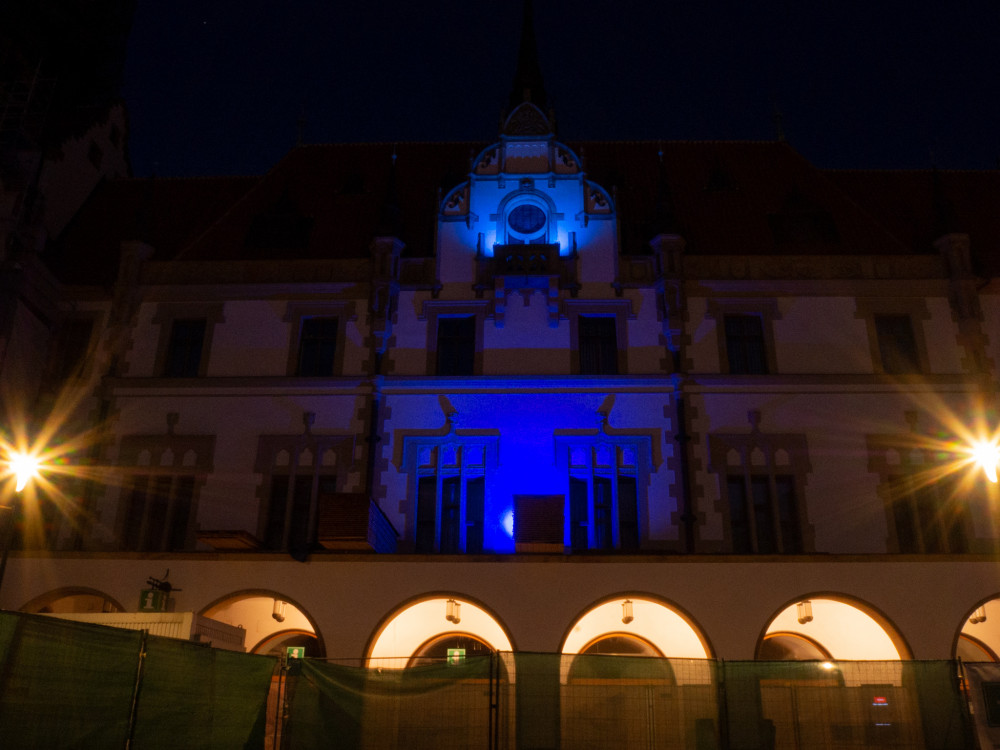 FOTO: Radnice a Trojice se oděly do modré. Barva připomíná Světový den plicní hypertenze
