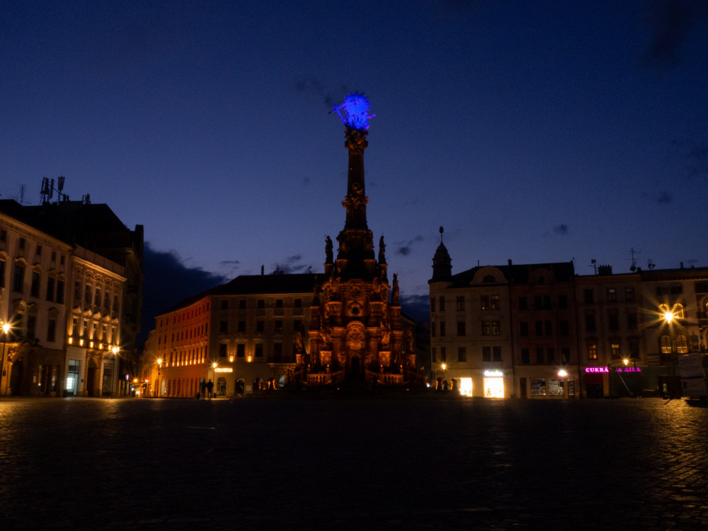 FOTO: Radnice a Trojice se oděly do modré. Barva připomíná Světový den plicní hypertenze
