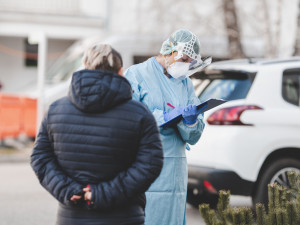 Téměř čtyřicet procent Čechů pocítilo dopad pandemie na příjmy