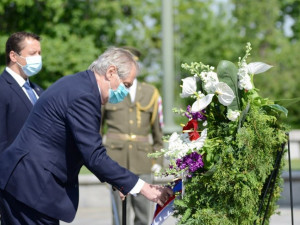 FOTO: Politici k výročí konce války položili věnce, kvůli viru odděleně