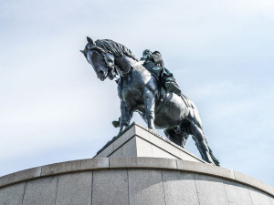 Politici k výročí konce války položili věnce, kvůli viru odděleně.