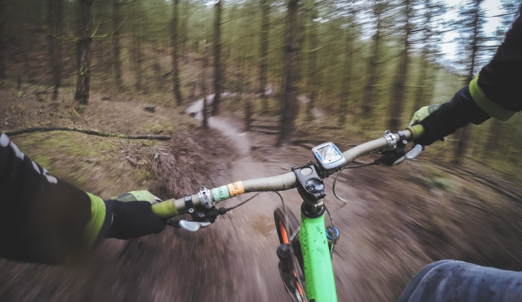 V lesích u lomu Hády se zranil cyklista, v hustém porostu ho našli díky aplikaci