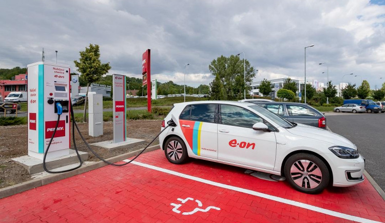 E.ON postaví dobíjecí stanice u padesáti prodejen Penny.
