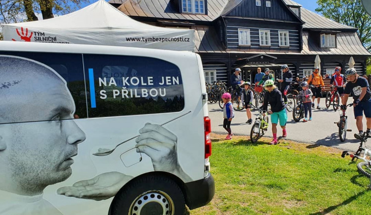 Projektu Na kole jen s přilbou je deset let. S cyklisty bude slavit napříč celou republikou-