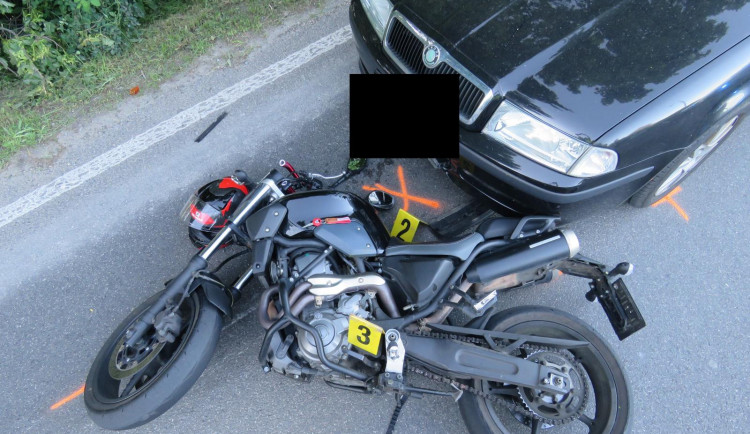 Motorkář u přehrady předjížděl, lekl se protijedoucího vozidla a havaroval