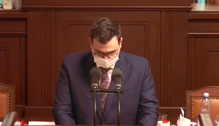 Filip odebral slovo Pirátovi, opozice jej viní z cenzury.