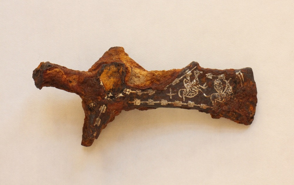 Ptačí sekerka z raného středověku před úpravami