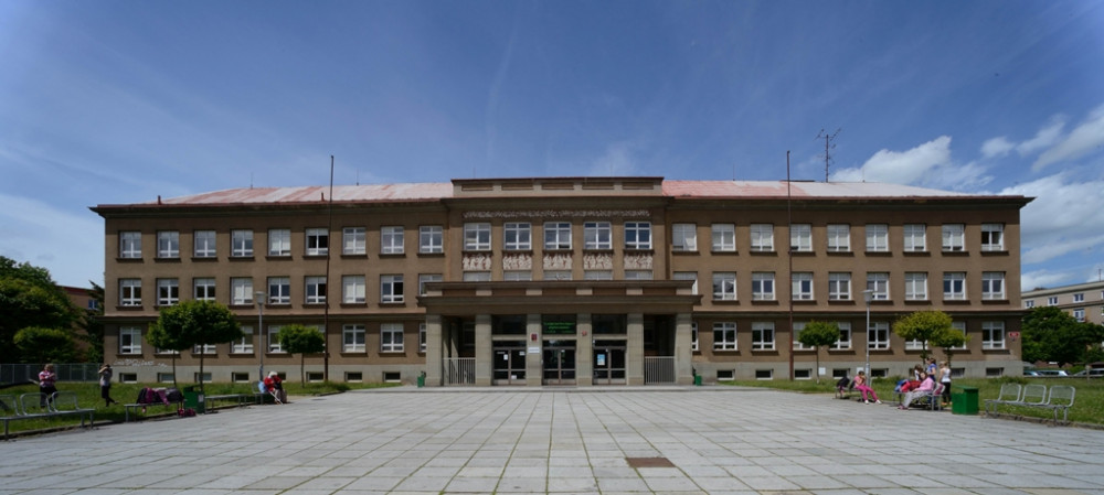  20. základní škola v Plzni v Brojově ulici přistavuje celé čtvrté patro