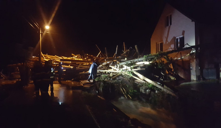 FOTO/VIDEO: Až metr vody mezi domy, hasiči vyprošťující řidiče z aut. Bouře napáchala v kraji velké škody