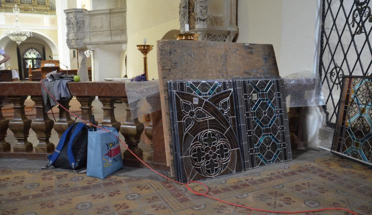 Obnova vitráží vrací frýdlantskému kostelu původní krásu