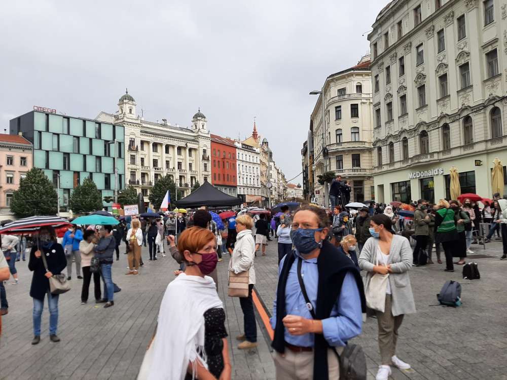 Demonstrantů se sešlo celé náměstí