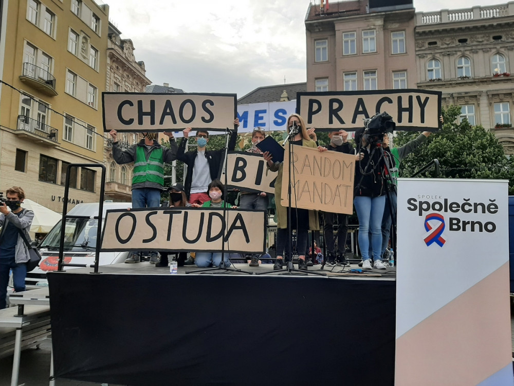 FOTO/VIDEO: Náměstí Svobody zaplnili demonstranti. S hashtagem #ptamesevlady protestovali proti krokům vlády